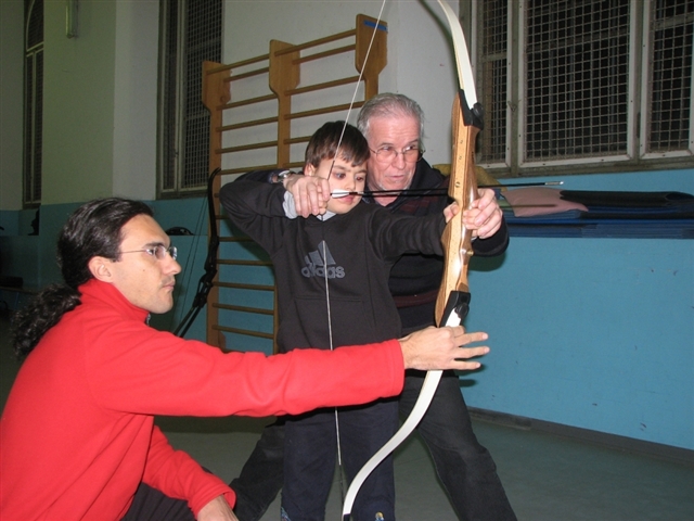 Francesco Cavallotto scocca la sua freccia aiutato da Mario